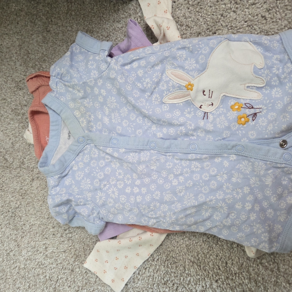 Lot Of 4 Onesie Short And Long Sleeve.